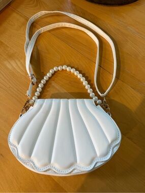 MERMAID SHELL STYLE ELEGANT HAND BAG. Cross body  or hand bag style